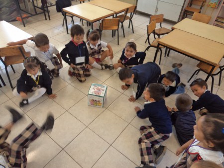 Jugando con el dado de acciones enriquecen el juego simbólico y la representación, se comunican entre sí, se divierten y conviven entre pares